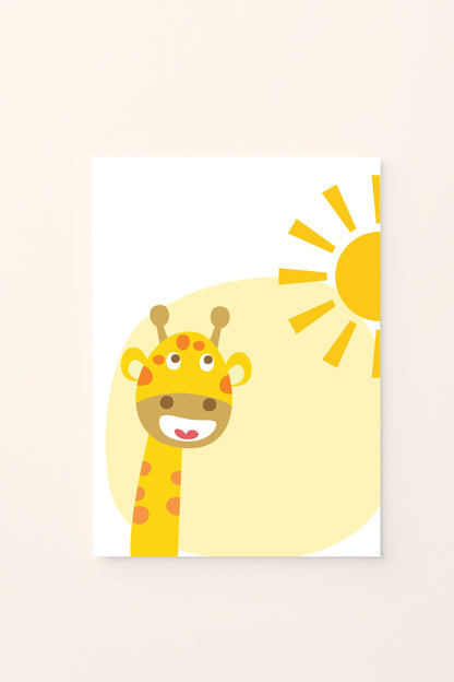 Poster illustrato con giraffa al sole su sfondo rosato, ideale per decorare la cameretta dei bambini con un’immagine allegra e delicata dal tocco naturale.