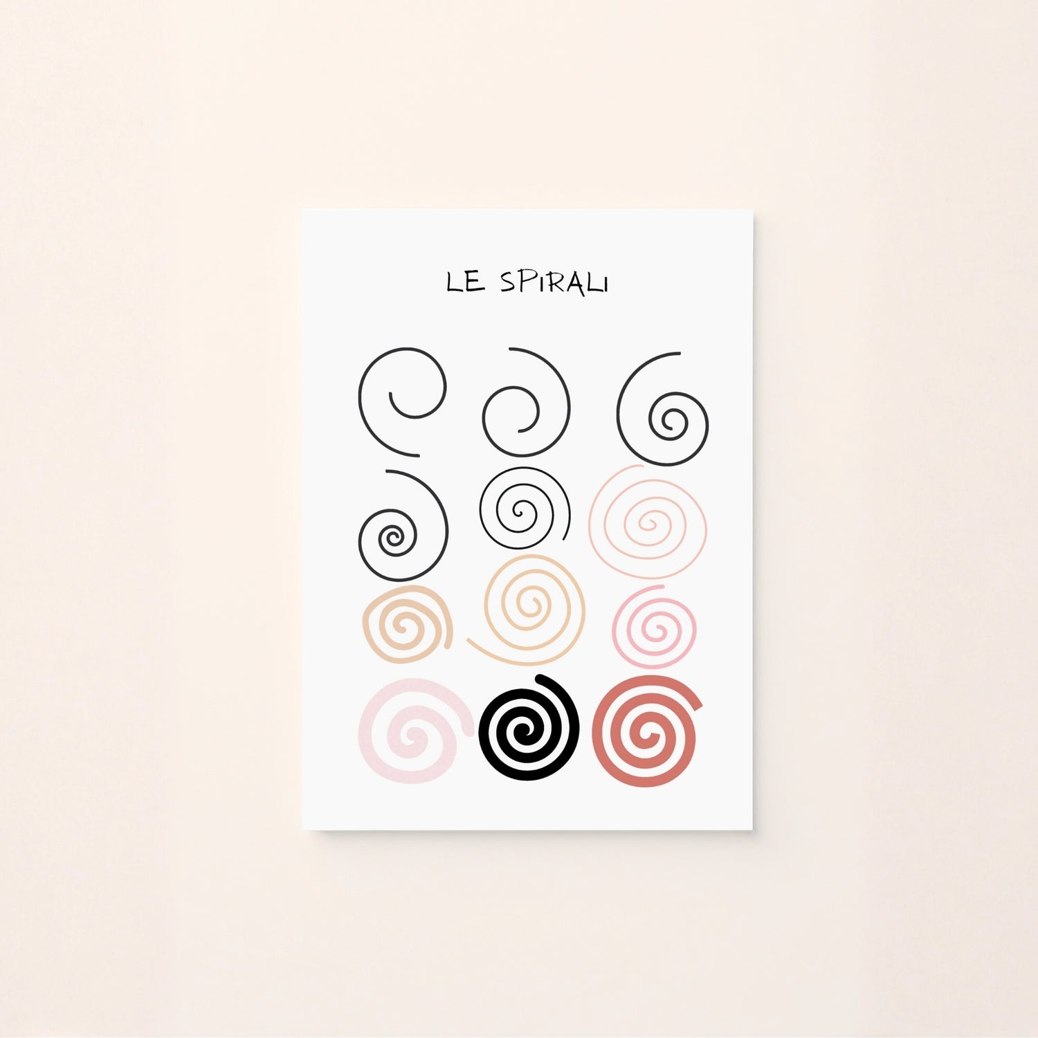 Poster educativo “Le Spirali” appeso alla parete, con illustrazioni di spirali nere e colorate su sfondo bianco, ideale per decorare la cameretta dei bambini.