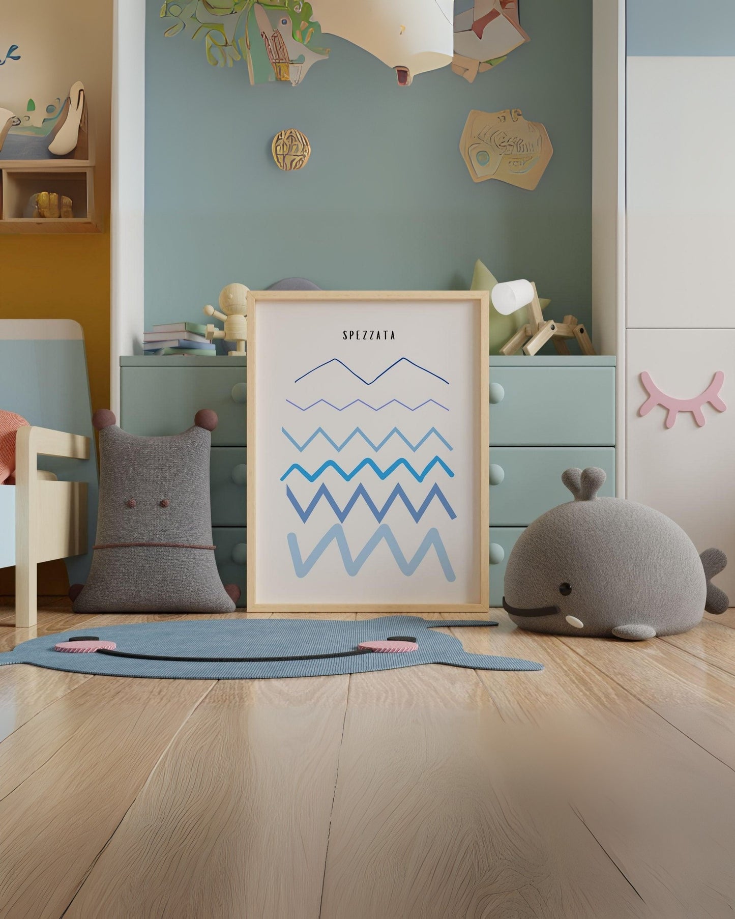 Poster educativo con linea spezzata blu in cornice chiara, esposto in cameretta con peluche e arredi giocosi.