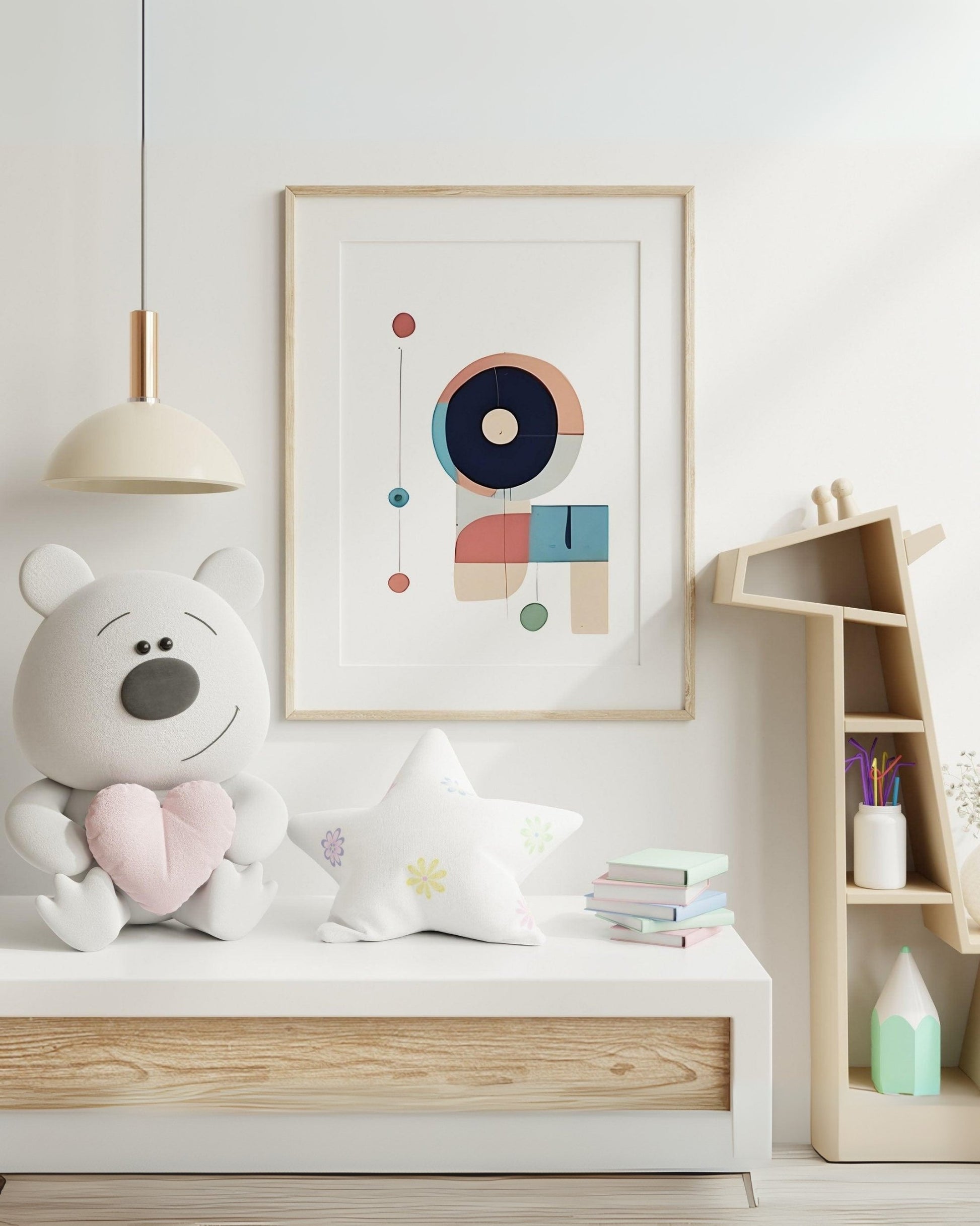 Poster geometrico Linee, Cerchi e Quadrati appeso in cameretta, accanto a peluche orsetto, cuscino a stella e mensola a casetta. Stampa digitale decorativa moderna per bambini.