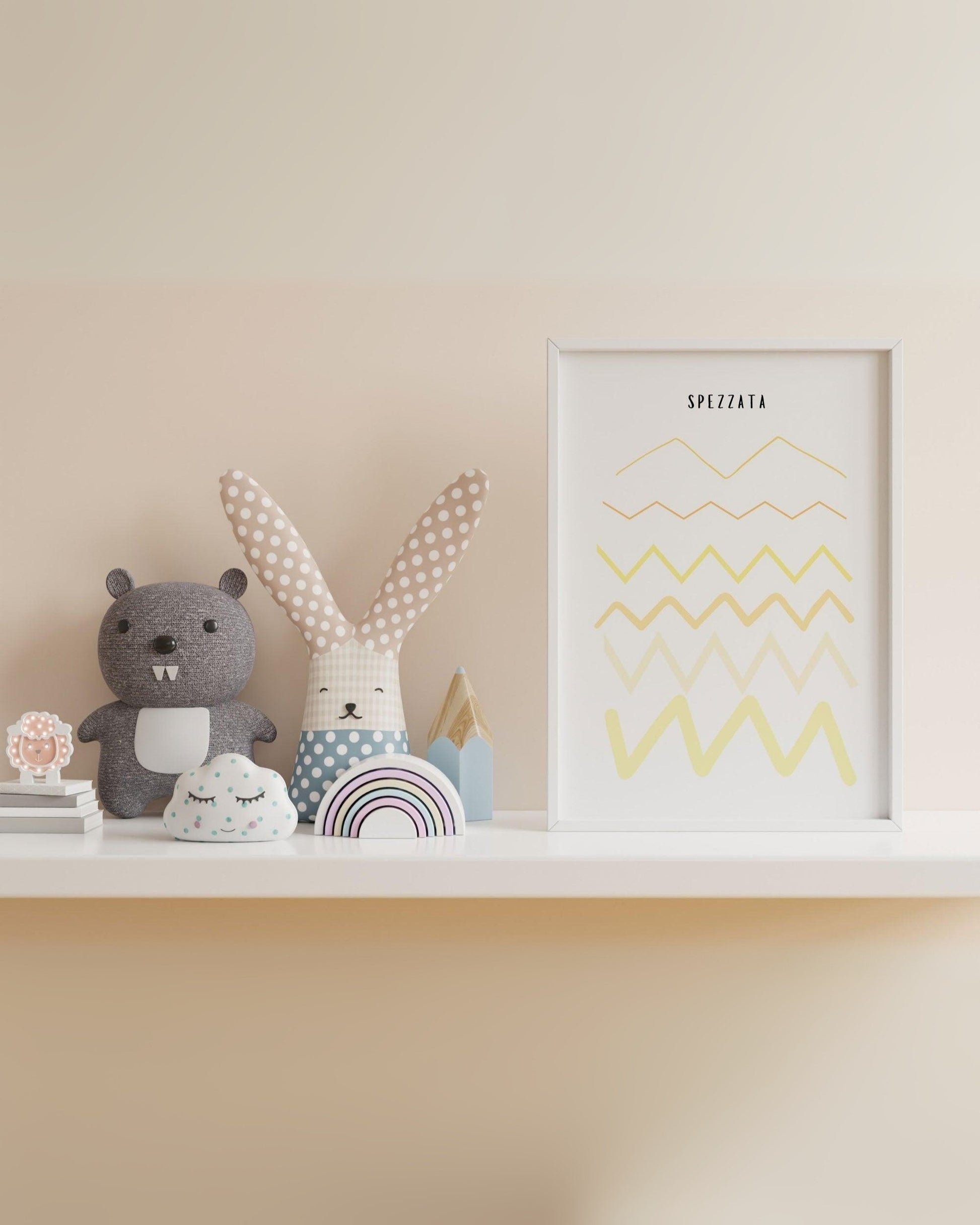 Poster educativo con linee spezzate gialle, incorniciato e appeso in una cameretta con peluche e decorazioni.