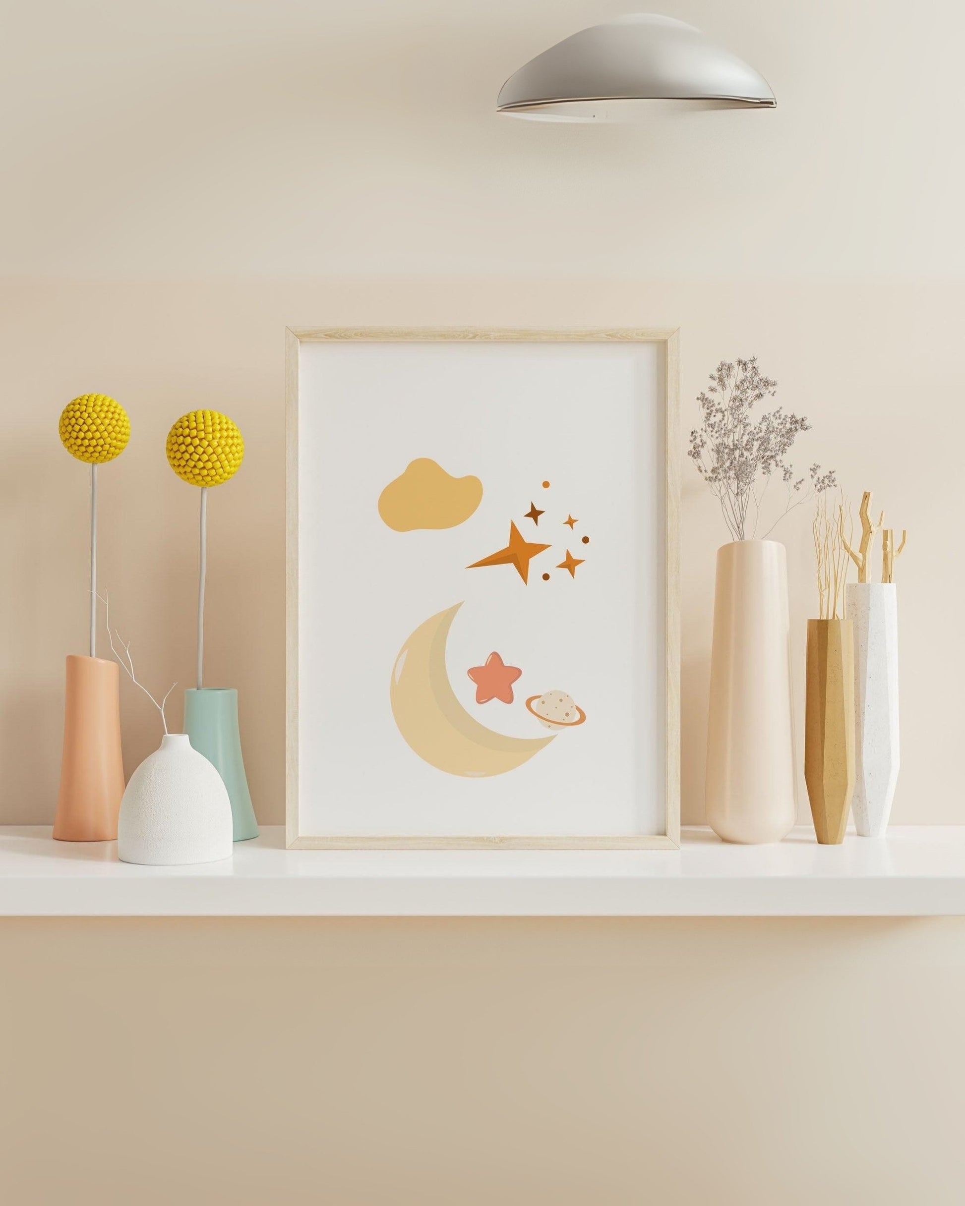 Poster con luna, stelle e nuvole esposto su una mensola decorata con vasi moderni e fiori secchi.