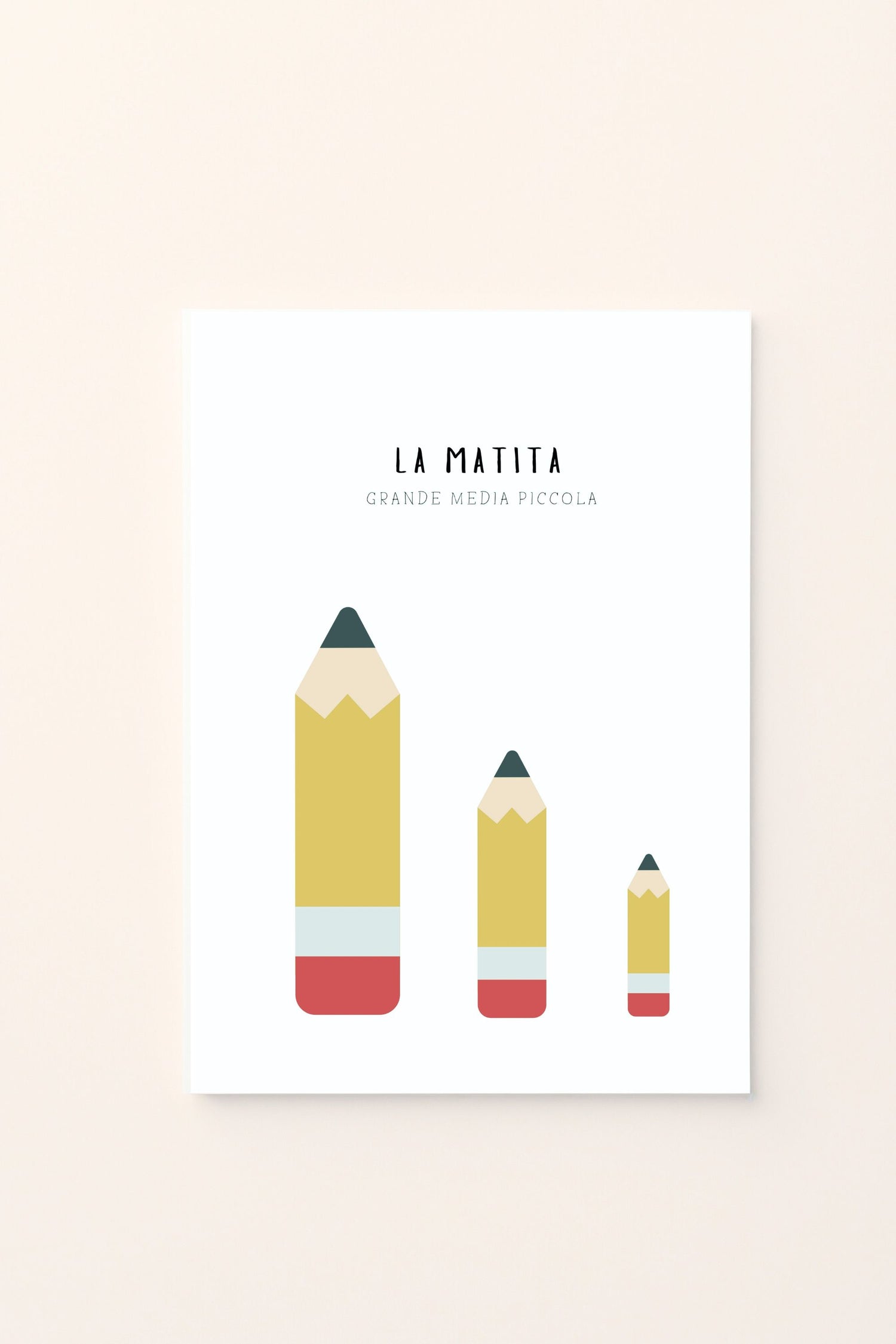 Poster educativo con matite di diverse dimensioni — grande, media e piccola — su sfondo rosato, perfetto per decorare la cameretta e insegnare ai bambini i concetti di grandezza in modo visivo e divertente.
