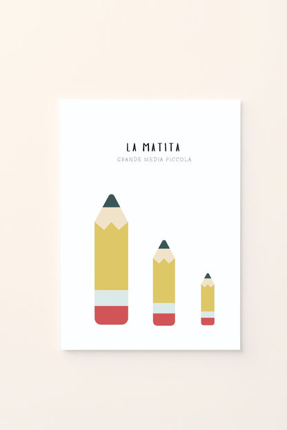 Poster educativo con matite di diverse dimensioni — grande, media e piccola — su sfondo rosato, perfetto per decorare la cameretta e insegnare ai bambini i concetti di grandezza in modo visivo e divertente.

