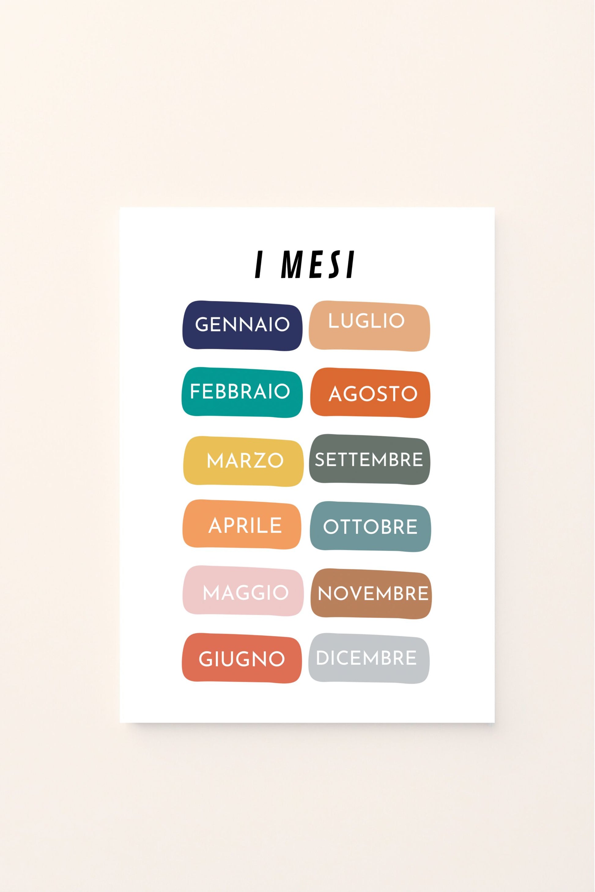 Poster educativo con i mesi dell’anno illustrati in tonalità calde e pastello su sfondo rosato, ideale per decorare la cameretta e insegnare i mesi ai bambini in modo colorato e armonioso.