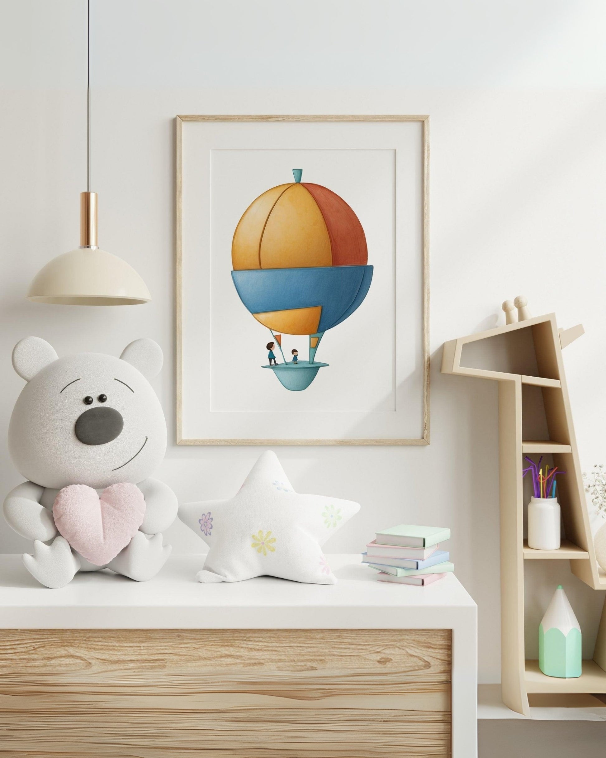 Poster educativo con mongolfiera rotonda e colorata, appeso in cornice di legno in cameretta con pupazzo e arredamento