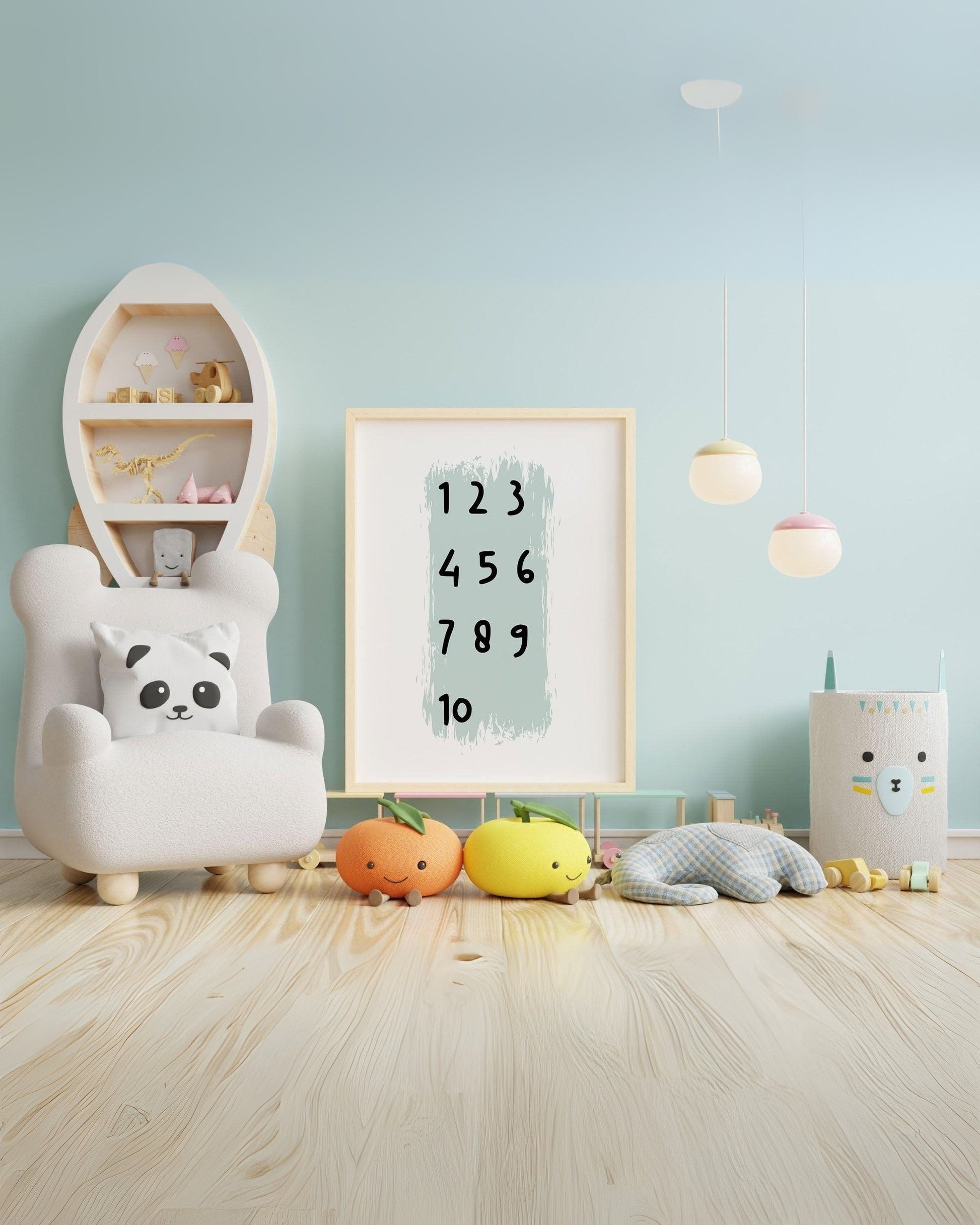 Poster educativo con numeri da 1 a 10 in formato verticale, esposto in una cameretta moderna con poltrona panda e giochi colorati sul pavimento.