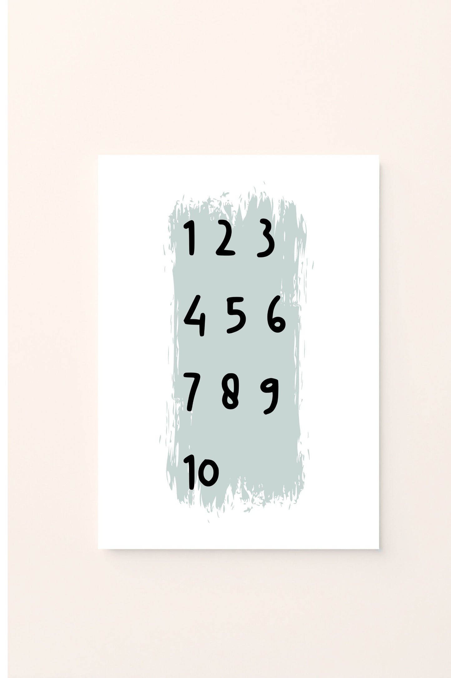 Poster educativo con numeri da 1 a 10 in formato verticale,  su sfondo rosato, ideale per decorare la cameretta e aiutare i bambini a imparare a contare in modo semplice e piacevole.