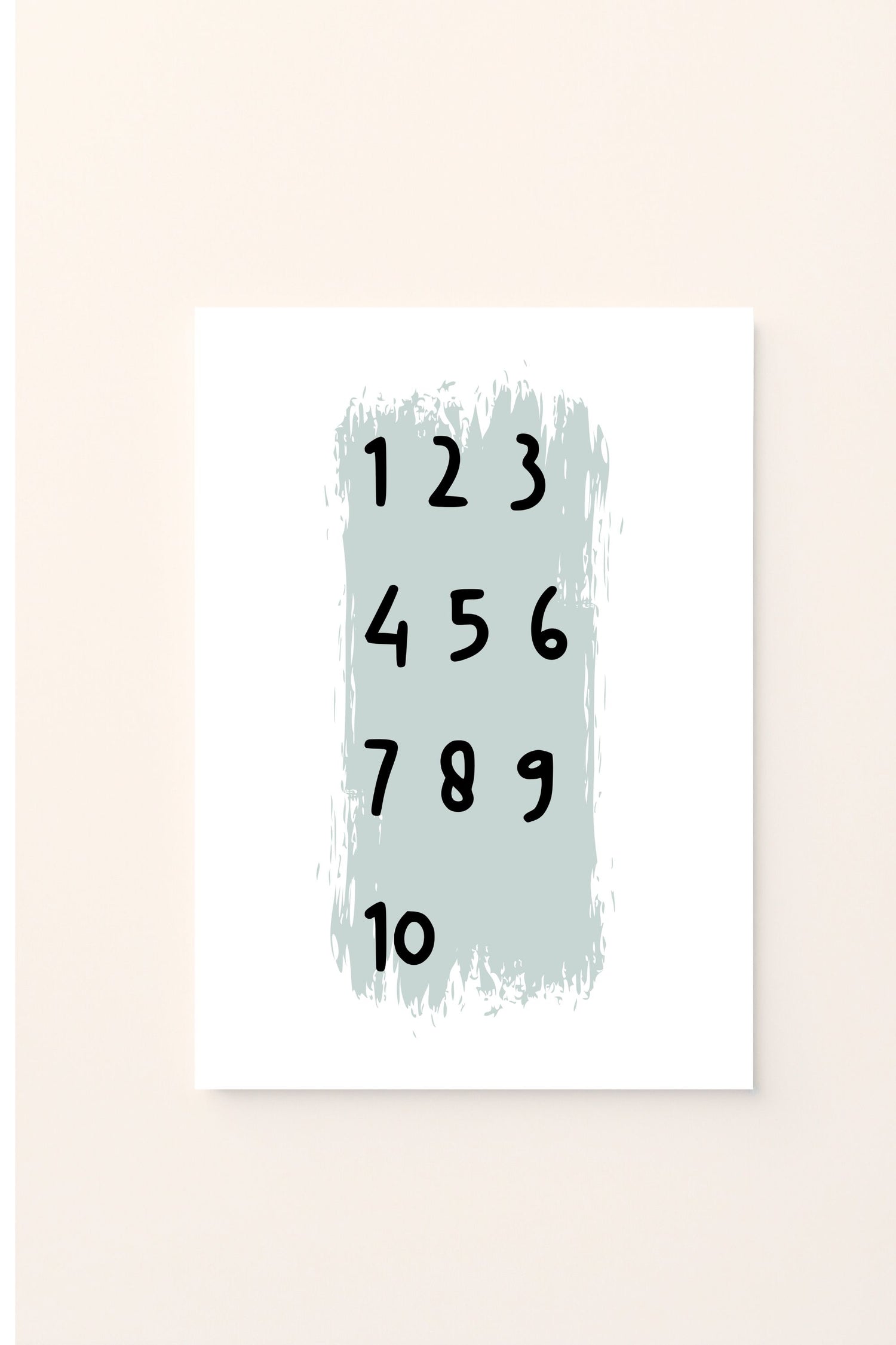 Poster educativo con numeri da 1 a 10 in formato verticale,  su sfondo rosato, ideale per decorare la cameretta e aiutare i bambini a imparare a contare in modo semplice e piacevole.