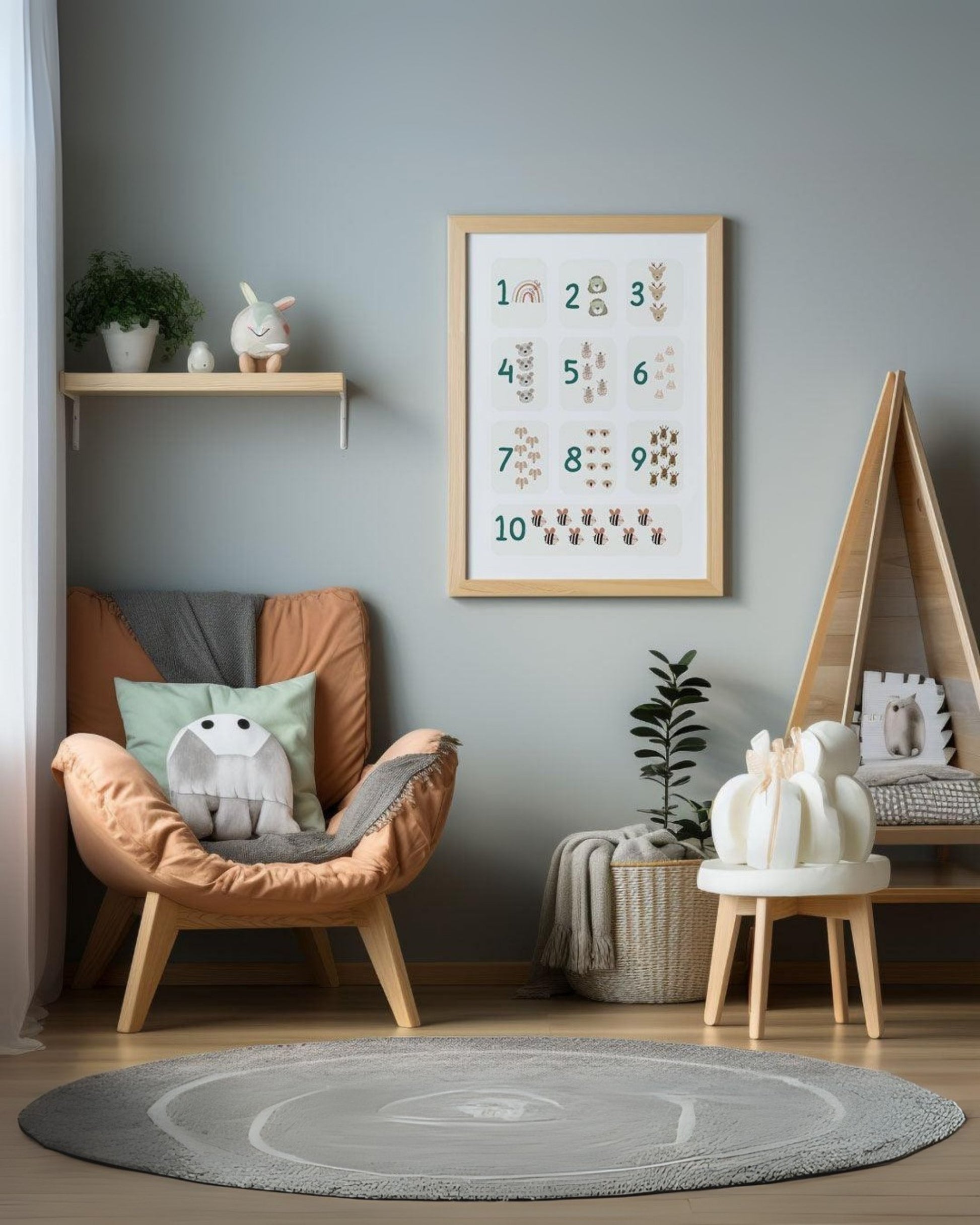 Poster educativo con numeri da 1 a 10 appeso in cameretta moderna con poltrona arancione, cuscini, tappeto tondo e scaffale in legno