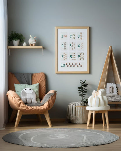 Poster educativo con numeri da 1 a 10 appeso in cameretta moderna con poltrona arancione, cuscini, tappeto tondo e scaffale in legno