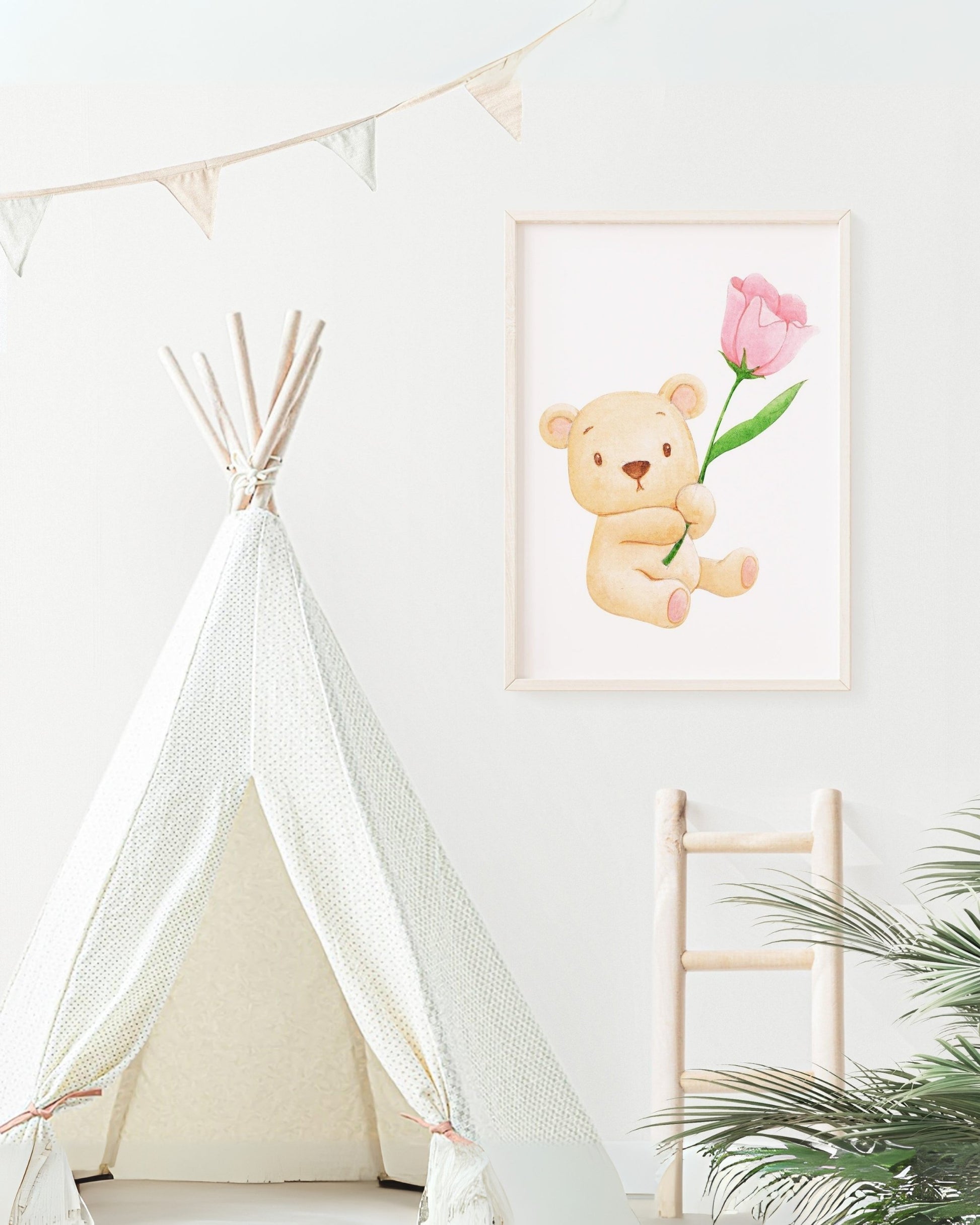 Poster decorativo con orsetto e rosa, appeso alla parete di una cameretta con tenda tipì e arredamento naturale.