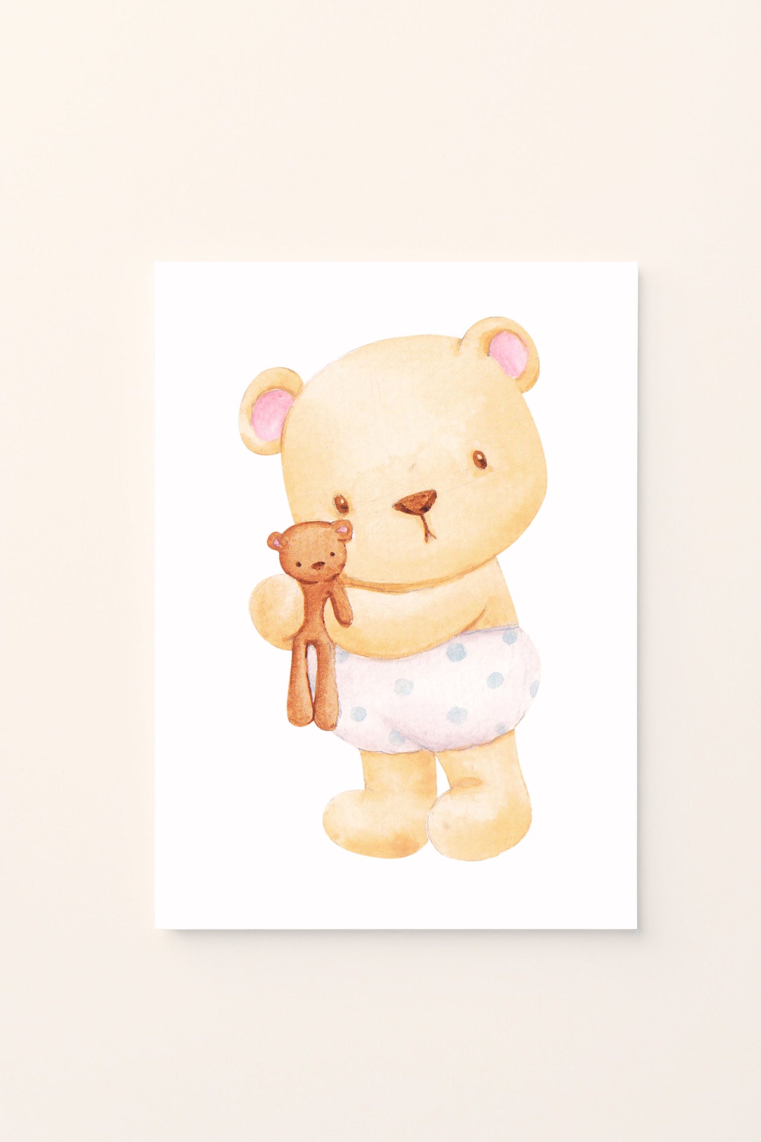 Poster illustrato con orsetto che abbraccia un peluche su sfondo rosato, perfetto per decorare la cameretta dei bambini con un tocco tenero e rassicurante.