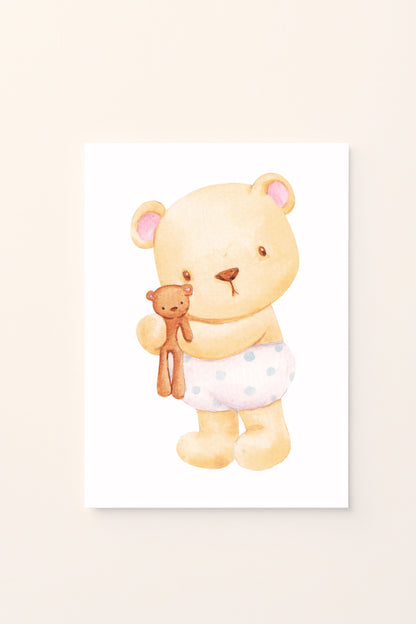 Poster illustrato con orsetto che abbraccia un peluche su sfondo rosato, perfetto per decorare la cameretta dei bambini con un tocco tenero e rassicurante.