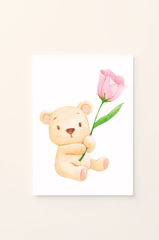 Poster illustrato con orsetto e fiore rosa su sfondo rosato, ideale per decorare la cameretta dei bambini con un tocco tenero e delicato.