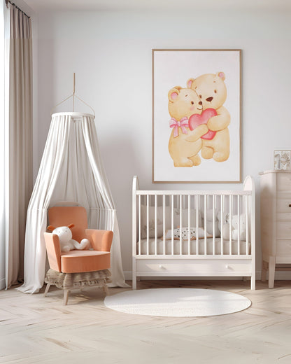 Poster digitale con due orsetti che si abbracciano tenendo un cuore rosa, decorazione dolce per cameretta con lettino bianco e poltroncina.