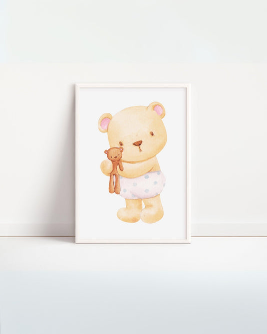 Poster decorativo con dolce orsetto che abbraccia un peluche, illustrazione acquerello per cameretta bambini.
