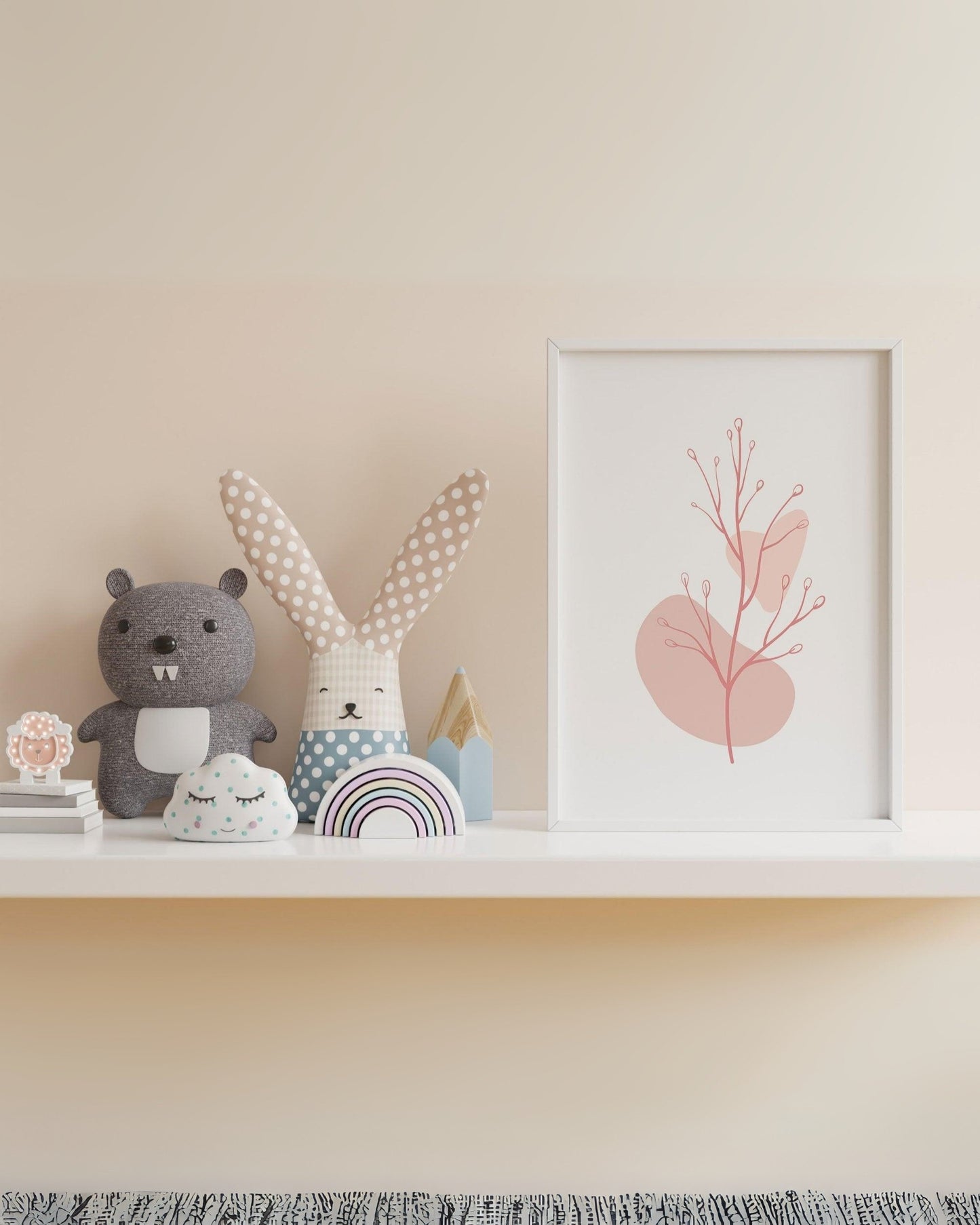 Poster digitale con fiori stilizzati e forme rosa astratte, appoggiato su una mensola accanto a pupazzi e decorazioni per cameretta.