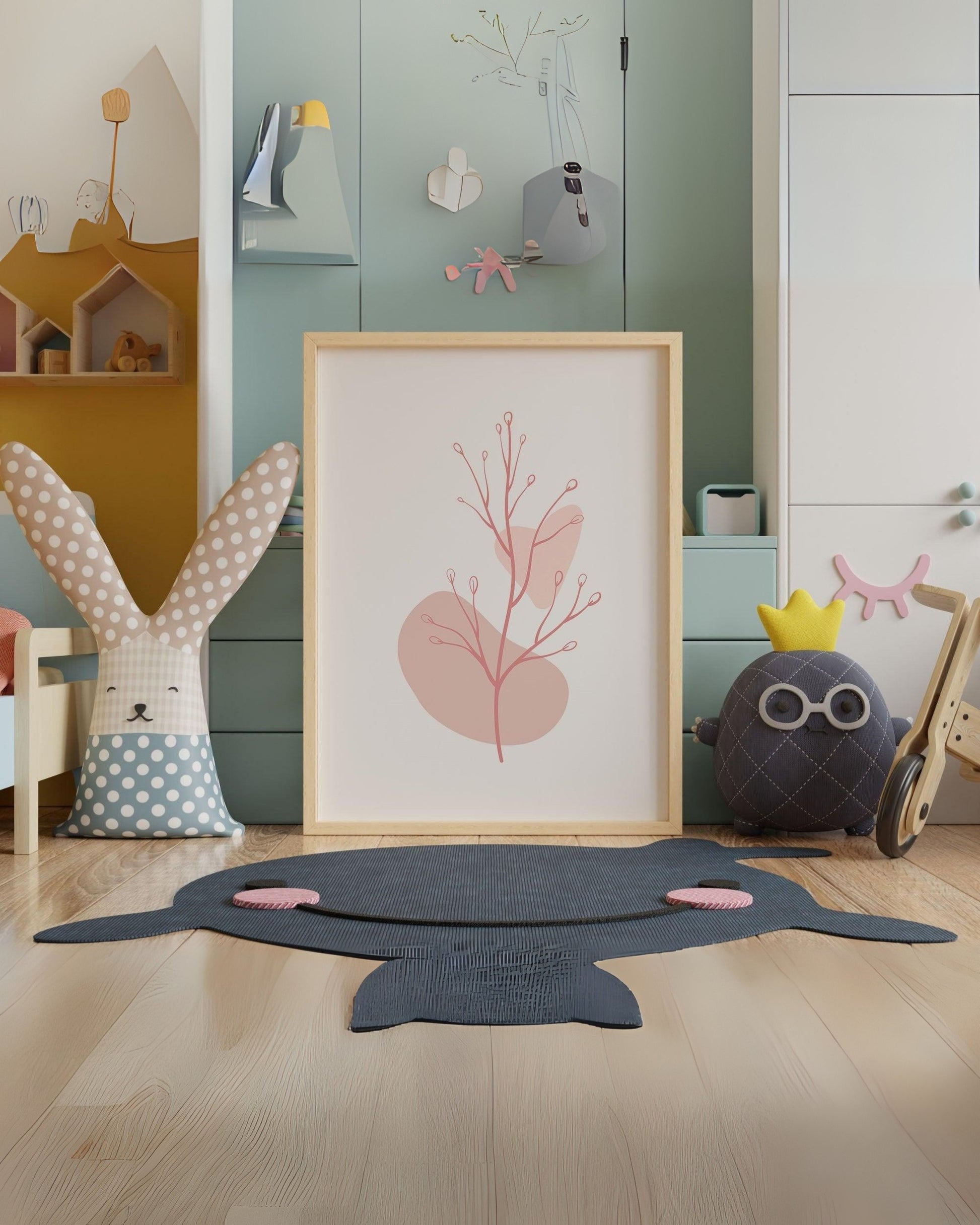 Poster digitale con fiori stilizzati e forme rosa astratte, incorniciato e appoggiato sul pavimento in una cameretta colorata con peluche e decorazioni.