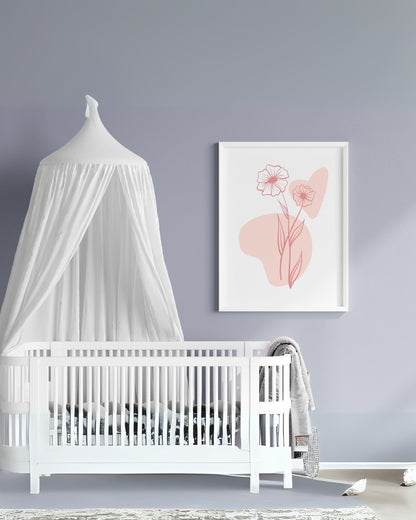 Poster digitale con fiori stilizzati e cuore astratto rosa, appeso sopra una culla bianca in cameretta moderna con baldacchino.