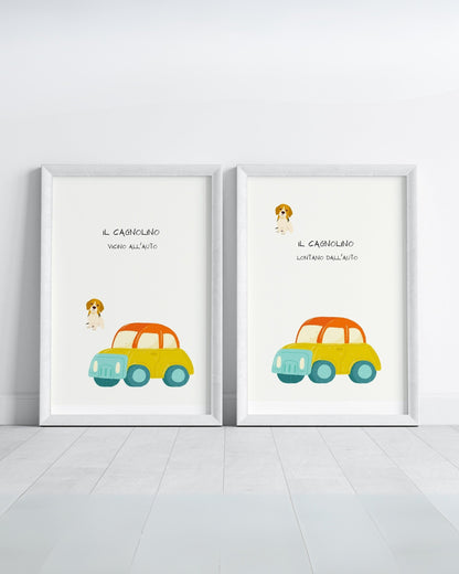 Due poster con cagnolino e auto colorata: a sinistra vicino all’auto, a destra lontano dall’auto, in cornici bianche appoggiate al muro.