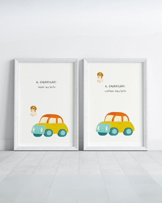 Due poster con cagnolino e auto colorata: a sinistra vicino all’auto, a destra lontano dall’auto, in cornici bianche appoggiate al muro.