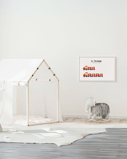 Poster con trenino corto e trenino lungo in cornice bianca, appeso al muro accanto a una casetta gioco in legno e cavalluccio morbido.