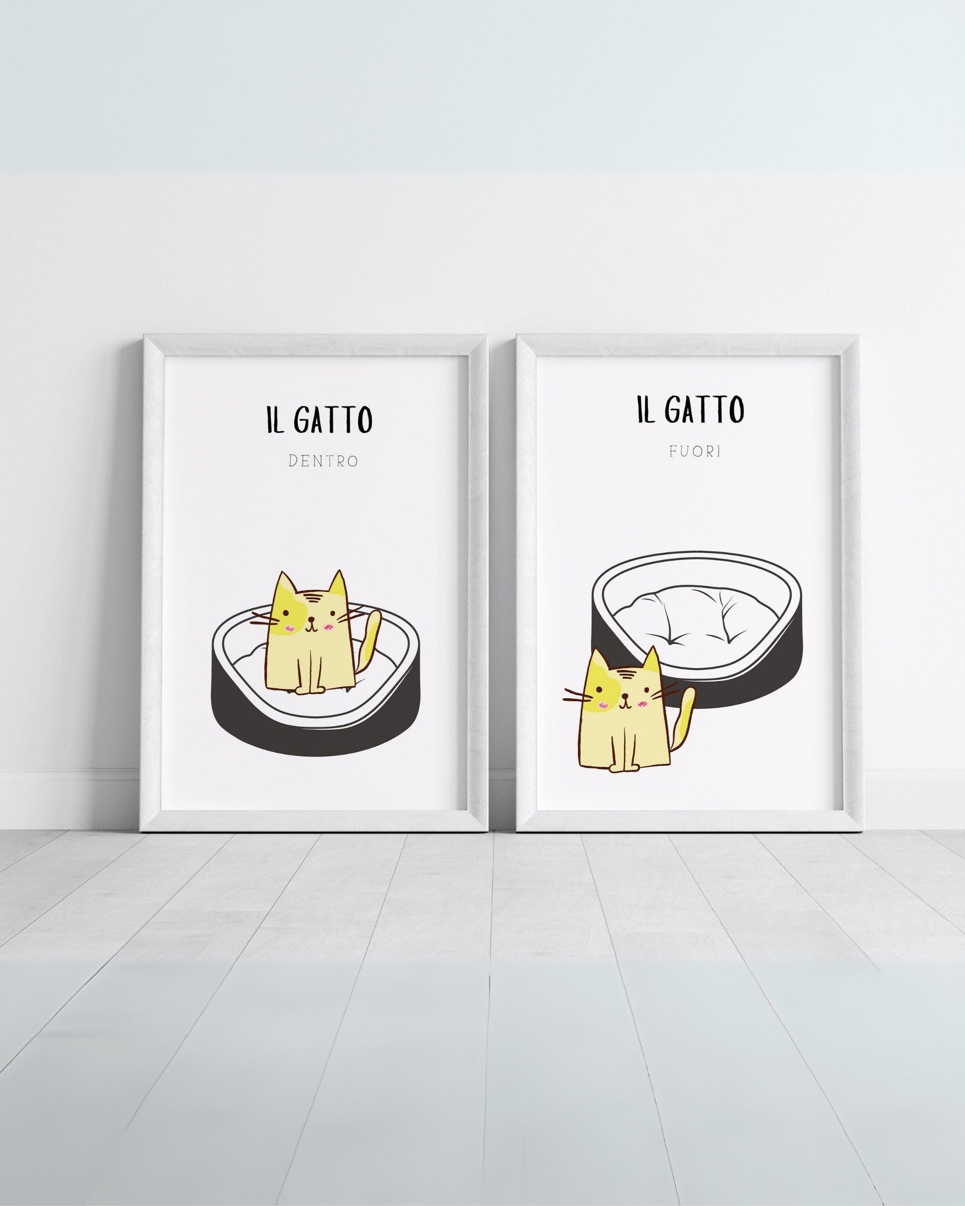 Poster per bambini con un gatto giallo raffigurato dentro e fuori dalla sua cuccia, design minimal e divertente per cameretta.
