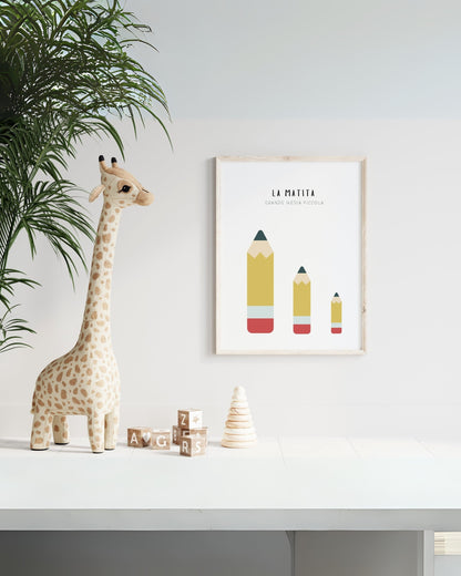 Poster per bambini con tre matite di diverse dimensioni (grande, media, piccola) esposto in cameretta con giraffa di peluche e blocchi di legno decorativi.