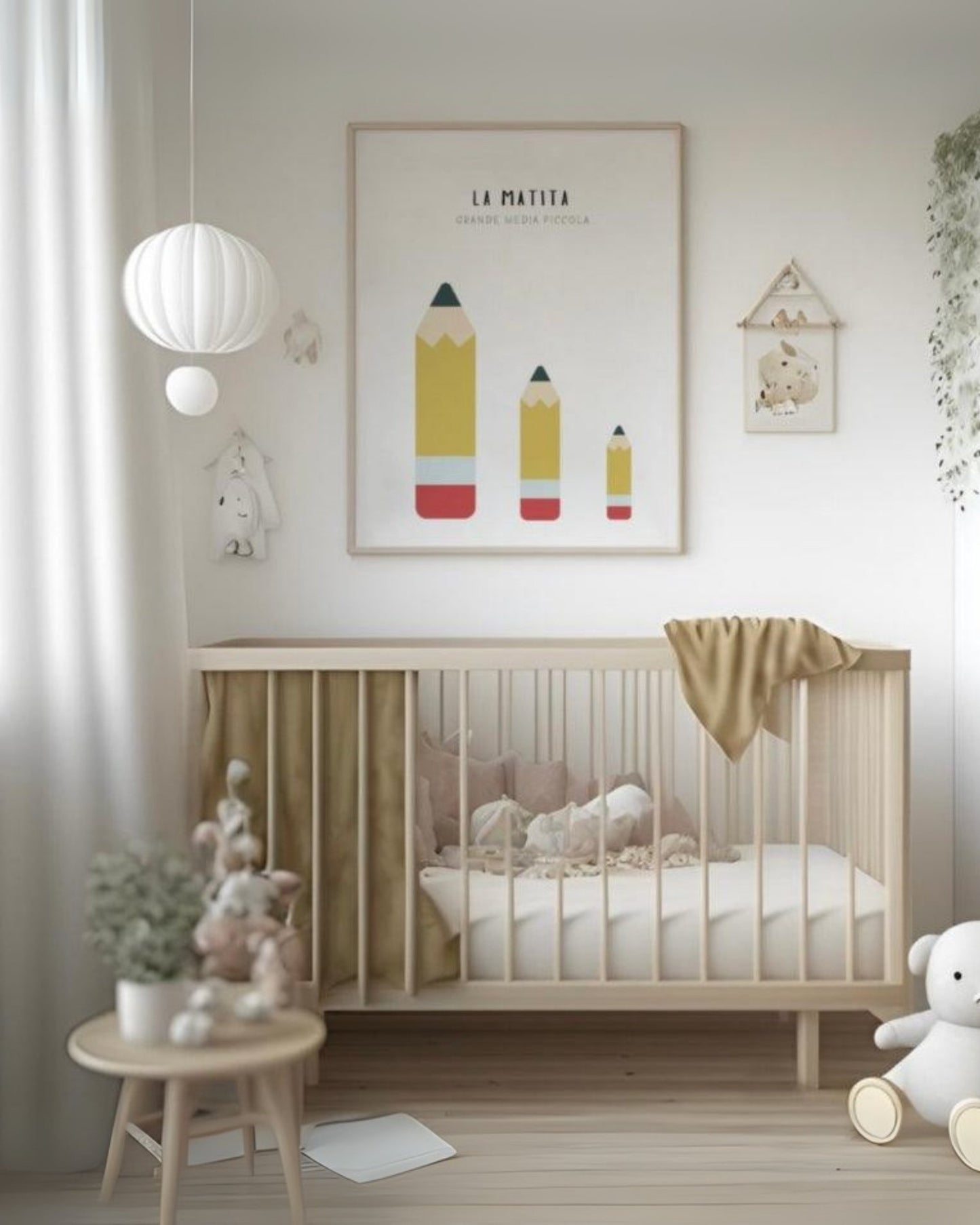 Poster per bambini con tre matite di diverse dimensioni (grande, media, piccola) appeso sopra la culla in una nursery dal design moderno e minimalista.