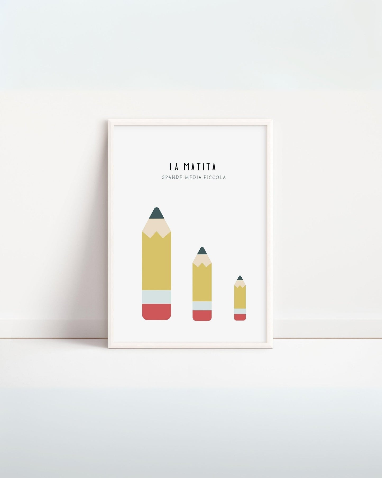 Poster illustrato per bambini con tre matite colorate di diverse dimensioni (grande, media e piccola) in stile minimal, esposto in cornice bianca.
