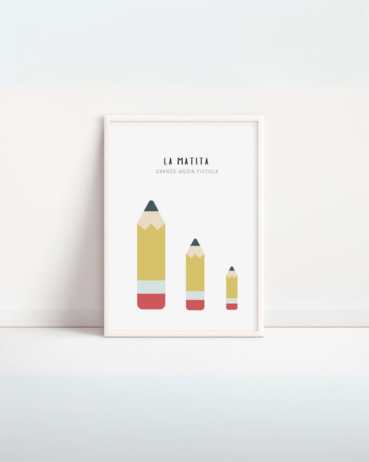 Poster illustrato per bambini con tre matite colorate di diverse dimensioni (grande, media e piccola) in stile minimal, esposto in cornice bianca.