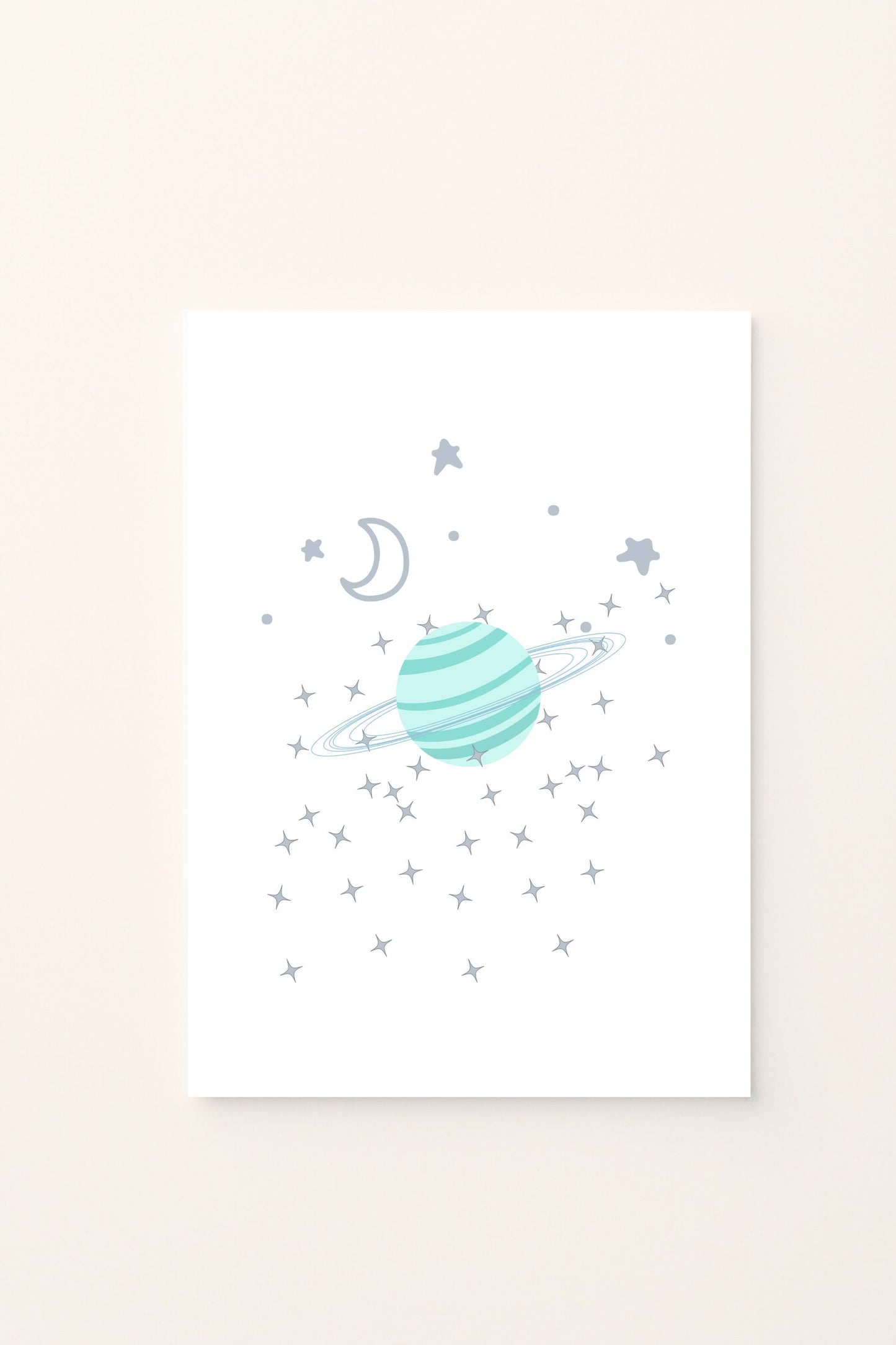 Poster illustrato con pianeta ad anello e luna su sfondo rosato, ideale per decorare la cameretta con un tocco sognante e delicato in stile spaziale.