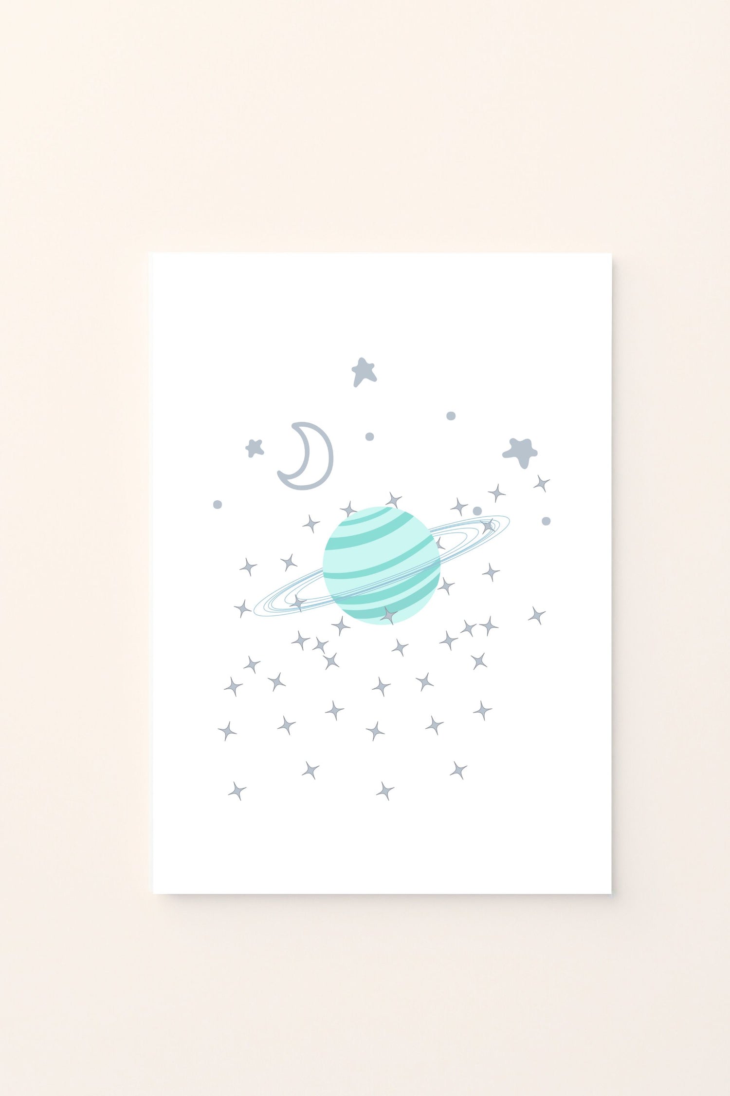 Poster illustrato con pianeta ad anello e luna su sfondo rosato, ideale per decorare la cameretta con un tocco sognante e delicato in stile spaziale.
