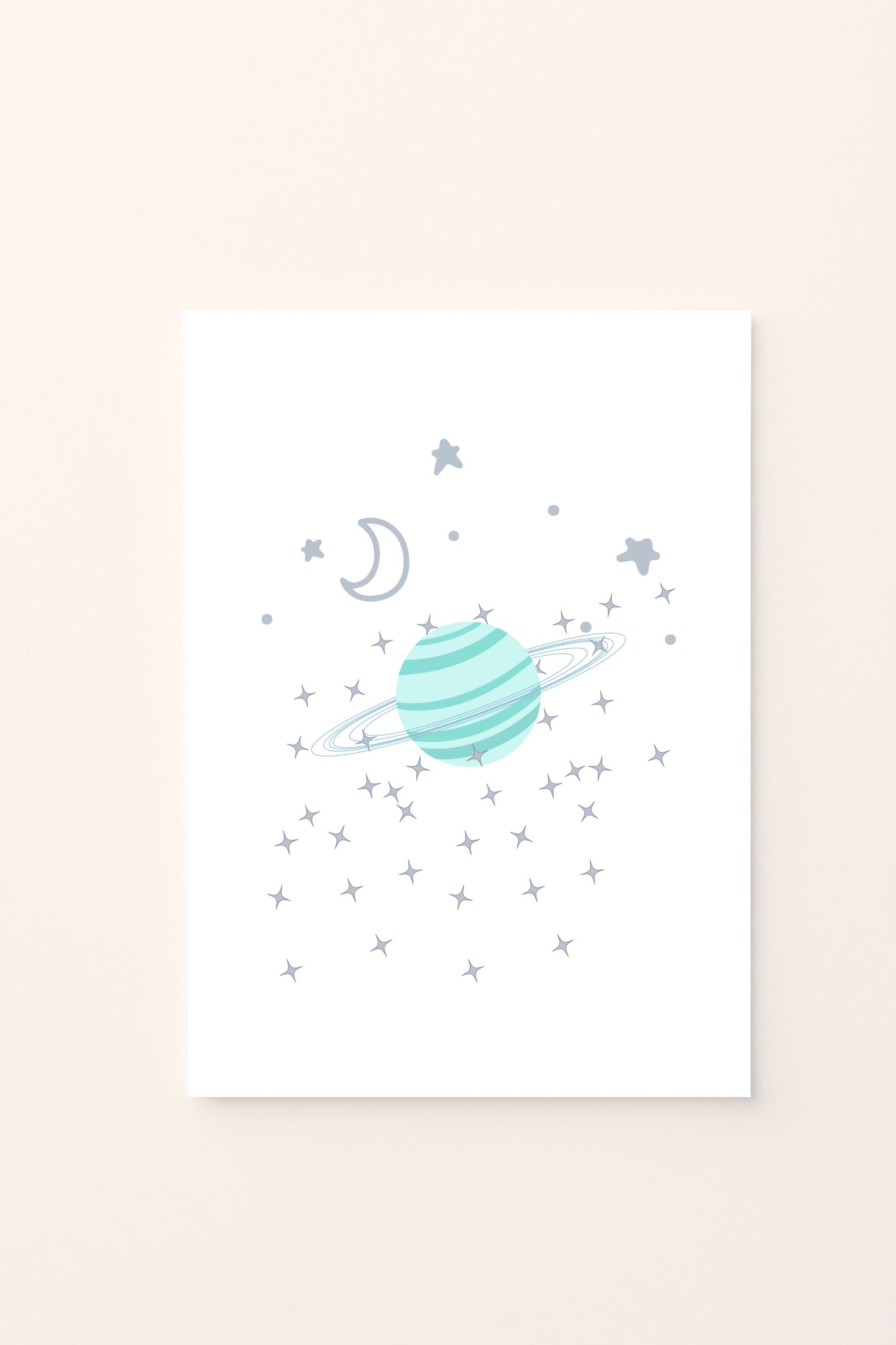 Poster illustrato con pianeta ad anello e luna su sfondo rosato, ideale per decorare la cameretta con un tocco sognante e delicato in stile spaziale.
