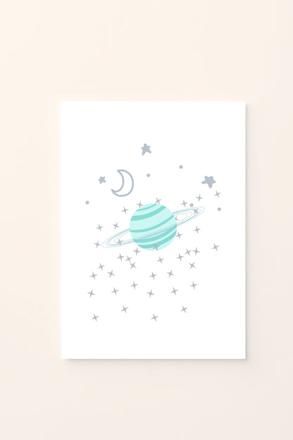 Poster illustrato con pianeta ad anello e luna su sfondo rosato, ideale per decorare la cameretta con un tocco sognante e delicato in stile spaziale.