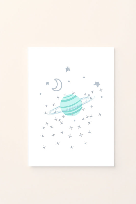 Poster illustrato con pianeta ad anello e luna su sfondo rosato, ideale per decorare la cameretta con un tocco sognante e delicato in stile spaziale.
