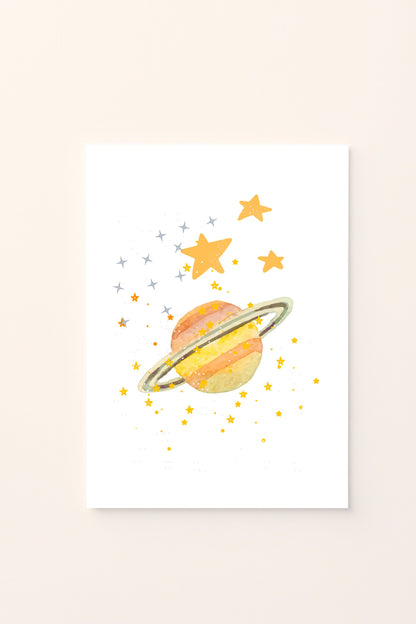 Poster illustrato con pianeta ad anello e stelle su sfondo rosato, perfetto per decorare la cameretta e creare un’atmosfera dolce e spaziale adatta ai bambini.