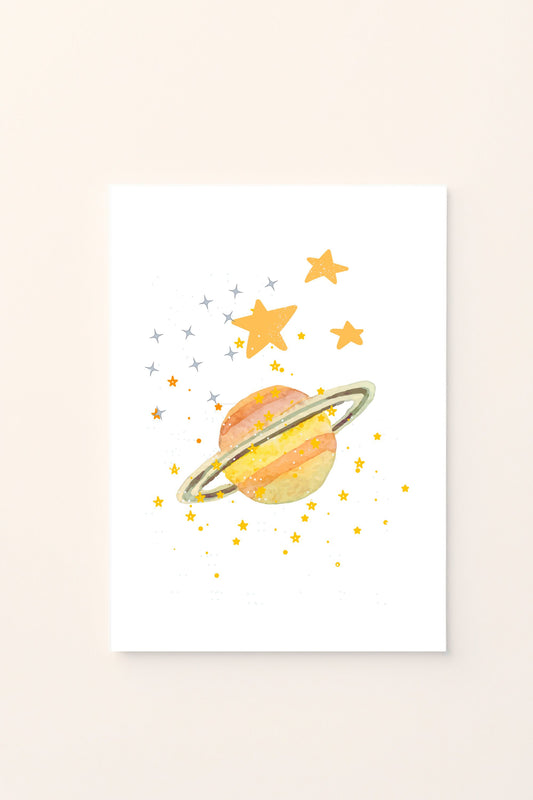 Poster illustrato con pianeta ad anello e stelle su sfondo rosato, perfetto per decorare la cameretta e creare un’atmosfera dolce e spaziale adatta ai bambini.