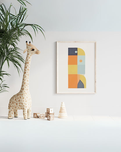 Poster geometrico con quadrati e forme astratte in colori arancione, giallo e blu, esposto in cameretta con giraffa peluche, cubi in legno e decorazioni educative.