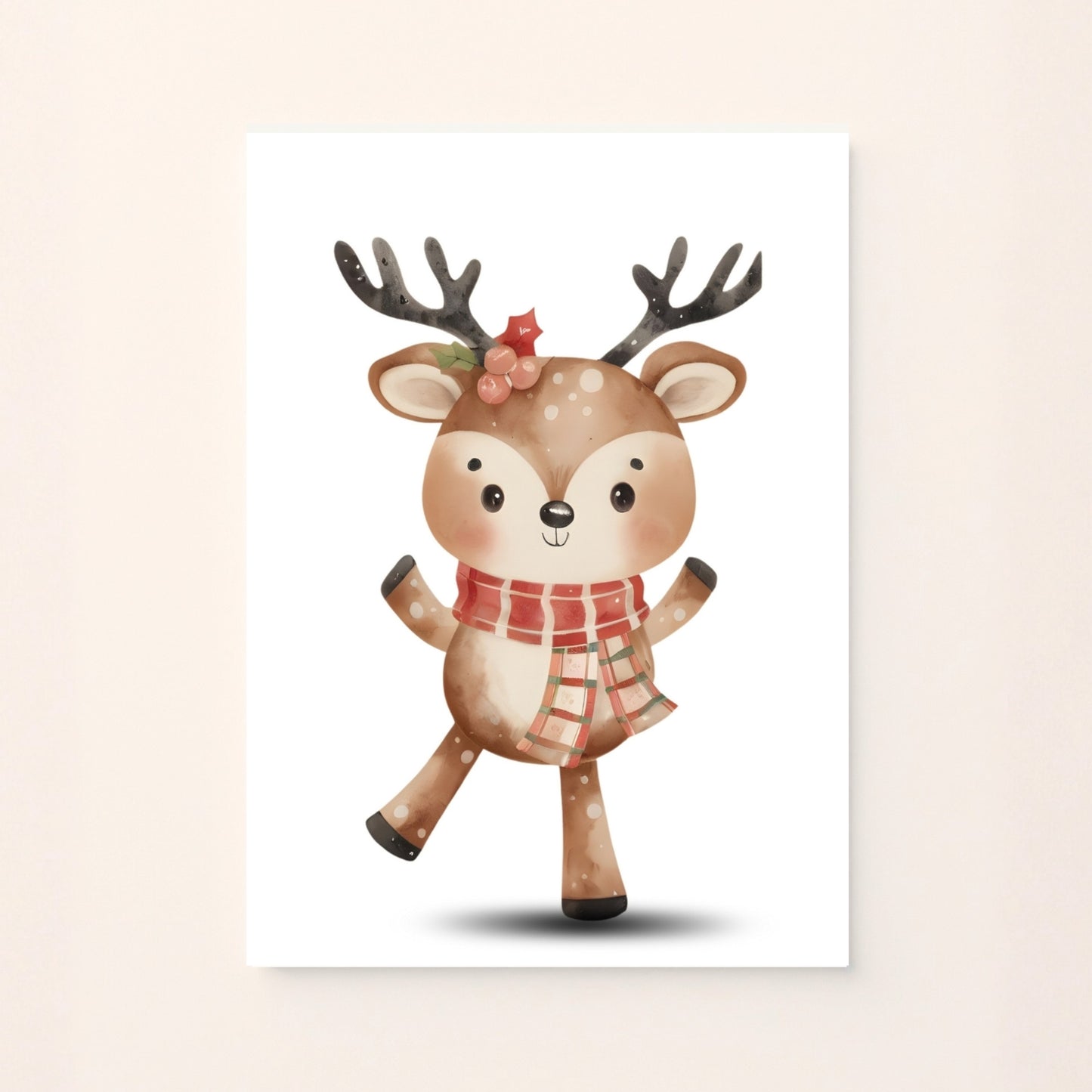 Poster natalizio in acquerello con una dolce renna e agrifoglio tra le corna su sfondo rosato, perfetto per decorare la cameretta in modo caldo e festoso.