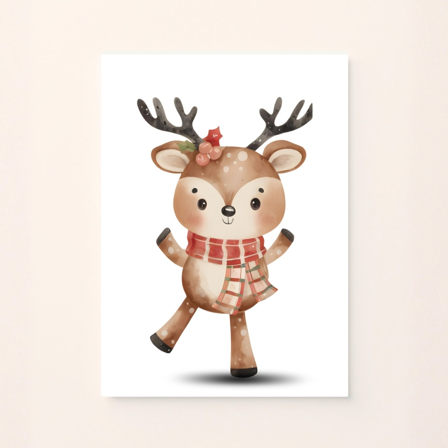 Poster natalizio in acquerello con una dolce renna e agrifoglio tra le corna su sfondo rosato, perfetto per decorare la cameretta in modo caldo e festoso.