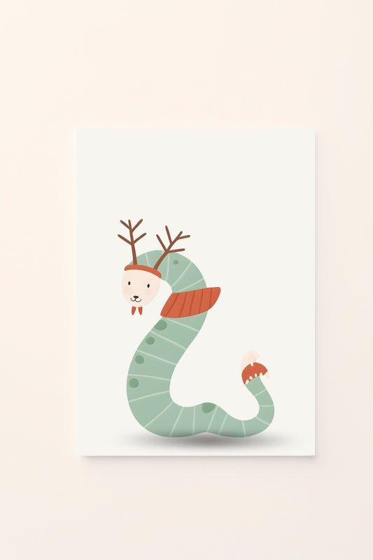 Poster decorativo per bambini con un serpente cartoon dalle corna stilizzate da renna e sciarpa, su sfondo bianco. Buffo e festivo.