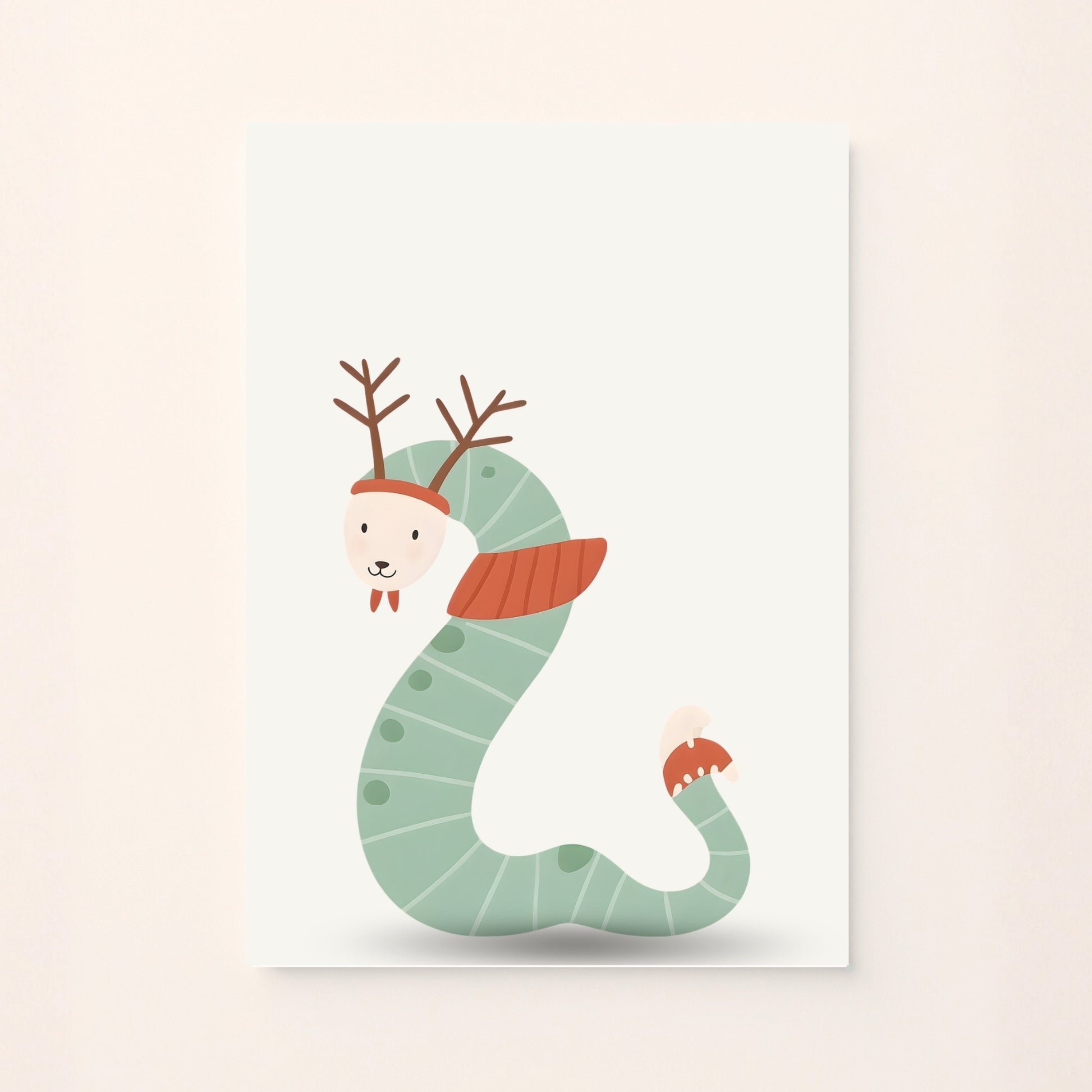 Poster decorativo per bambini con un serpente cartoon dalle corna stilizzate da renna e sciarpa, su sfondo bianco. Buffo e festivo.