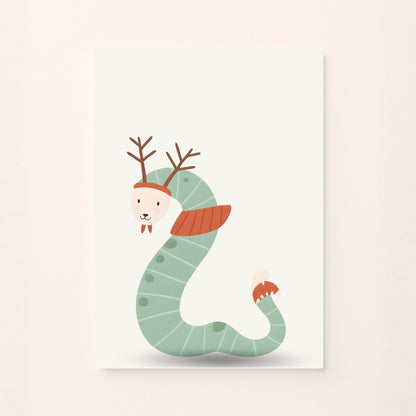 Poster decorativo per bambini con un serpente cartoon dalle corna stilizzate da renna e sciarpa, su sfondo bianco. Buffo e festivo.