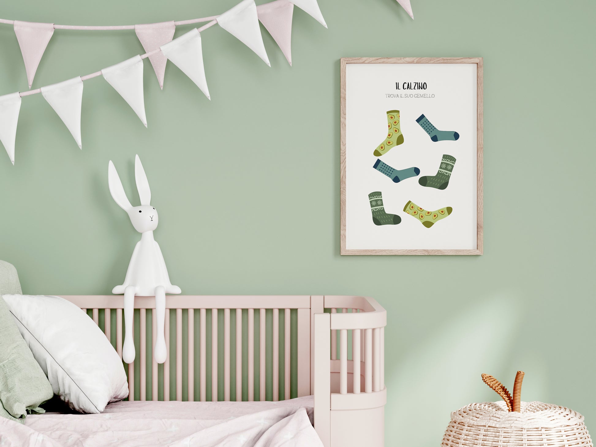 Cameretta moderna in toni verde salvia con lettino, coniglio di peluche e poster educativo dei calzini appeso alla parete.