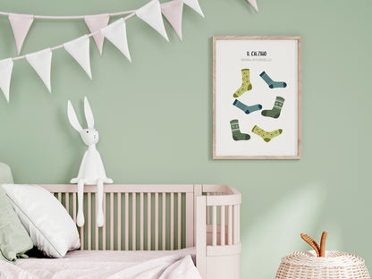 Cameretta moderna in toni verde salvia con lettino, coniglio di peluche e poster educativo dei calzini appeso alla parete.