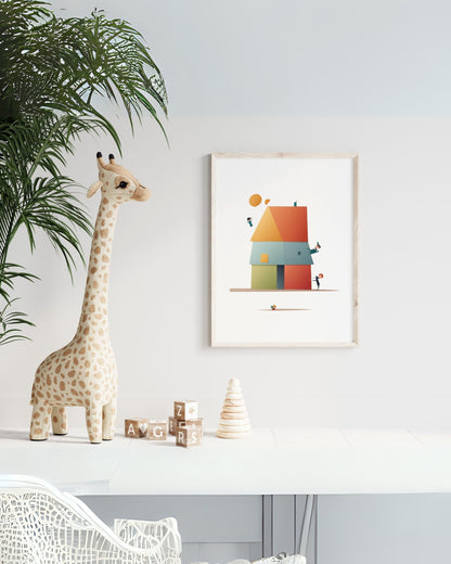 Poster “Casa in Quadro” con casetta stilizzata composta da quadrati e triangoli colorati, appeso a parete bianca accanto a peluche giraffa e giochi per bambini.