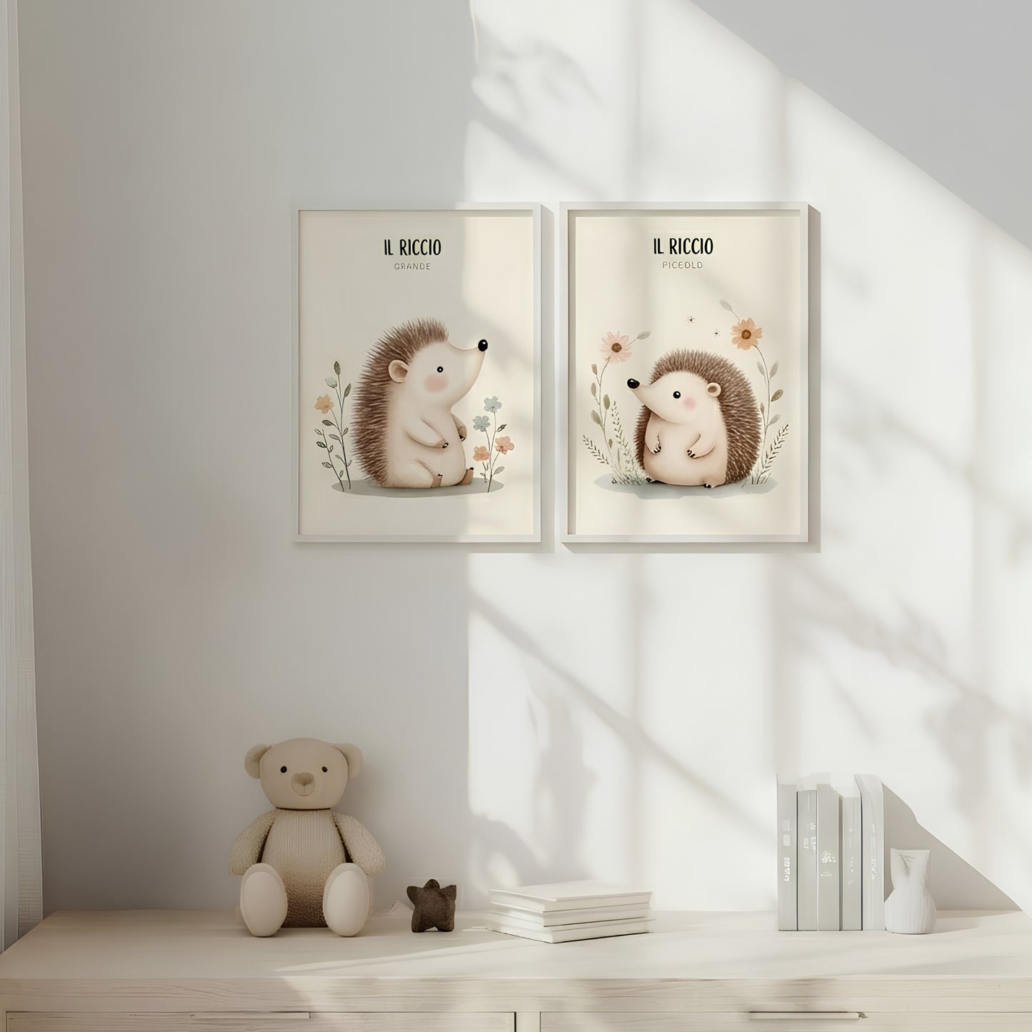 Coppia di poster illustrati Riccio grande e Riccio piccolo, appesi in una cameretta per bambini luminosa dai toni chiari e naturali, con delicate illustrazioni ispirate alla natura.