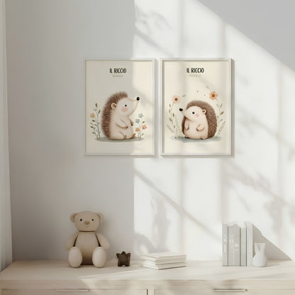 Coppia di poster illustrati Riccio grande e Riccio piccolo, appesi in una cameretta per bambini luminosa dai toni chiari e naturali, con delicate illustrazioni ispirate alla natura.